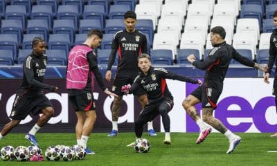 El delantero argentino del Benfica, Gianluca Prestianni (2d), durante el entrenamiento de este martes en el estadio Santiago Bernabéu, en la víspera del partido de vuelta de la eliminatoria previa de acceso a los octavos de final de la Liga de Campeones que disputan ante el Real Madrid. EFE/ Rodrigo Jiménez