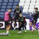 El delantero argentino del Benfica, Gianluca Prestianni (2d), durante el entrenamiento de este martes en el estadio Santiago Bernabéu, en la víspera del partido de vuelta de la eliminatoria previa de acceso a los octavos de final de la Liga de Campeones que disputan ante el Real Madrid. EFE/ Rodrigo Jiménez