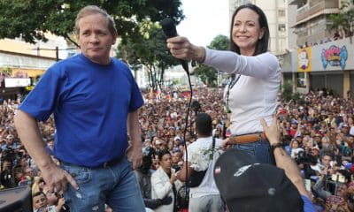Fotografía de archivo fechada el 09 de enero de 2025 del exdiputado venezolano Juan Pablo Guanipa (i) junto a la líder antichavista María Corina Machado saludando a sus seguidores en una manifestación en Caracas (Venezuela). EFE/ Miguel Gutiérrez ARCHIVO