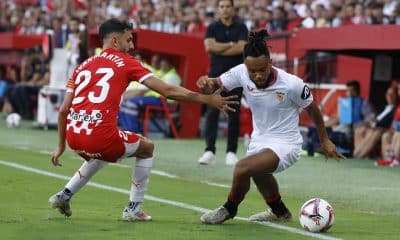 El centrocampista nigeriano del Sevilla Chidera Ejuke (d) intenta escaparse de Iván Martín,en el estadio Ramón Sánchez-Pizjuán. EFE/Julio Muñoz/Archivo