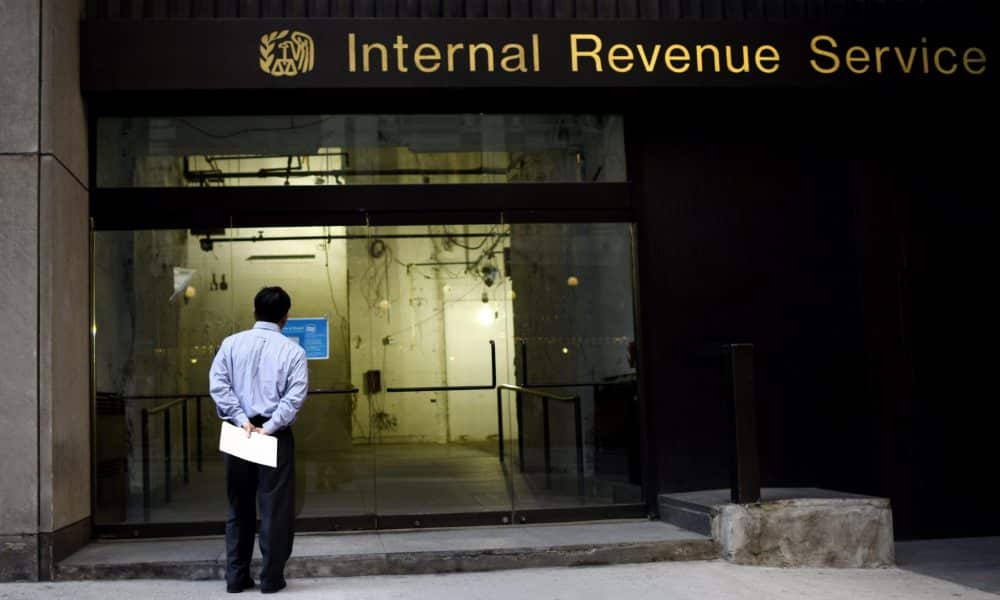 Un hombre llega a entregar su declaración de impuestos a la oficina del Servicio de Ingresos Internos, en Nueva York (EE.UU.). Imagen de archivo. EFE/JUSTIN LANE