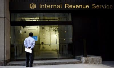 Un hombre llega a entregar su declaración de impuestos a la oficina del Servicio de Ingresos Internos, en Nueva York (EE.UU.). Imagen de archivo. EFE/JUSTIN LANE