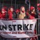 Las enfermeras y otros simpatizantes continúan en huelga frente al Hospital Mount Sinai en Nueva York, Nueva York, EEUU. Imagen de archivo. EFE/EPA/SARAH YENESEL
