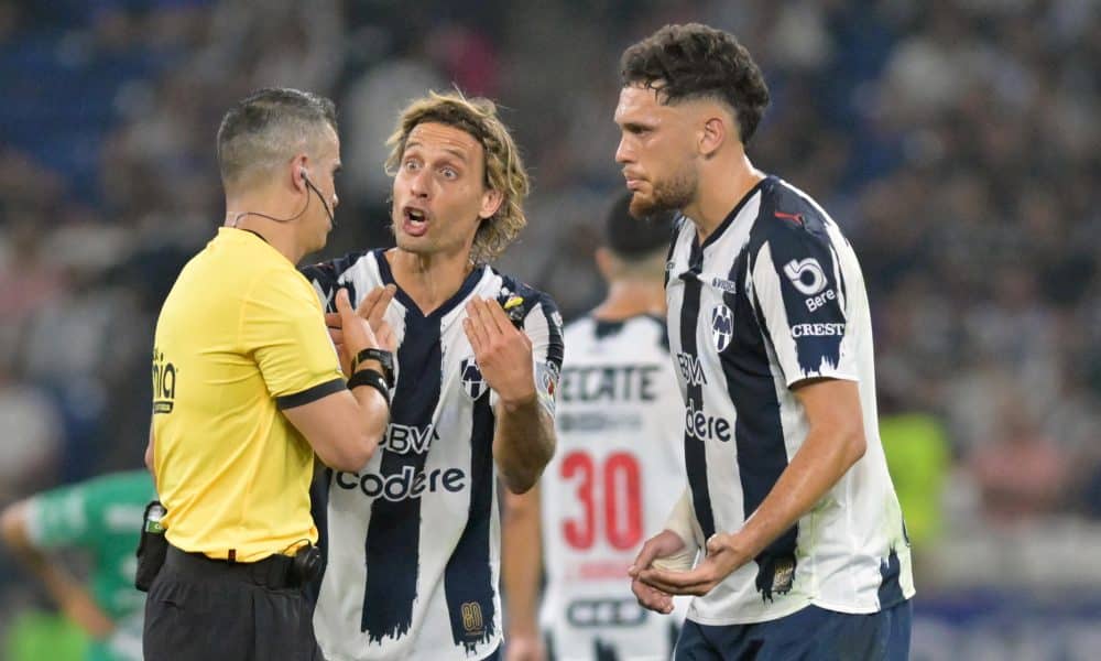 Sergio Canales (c) y Lucas Ocampos (d) de Monterrey reclaman al árbitro Fernando Hernández en un partido ante León en el estadio BBVA en Guadalupe (México). EFE/Miguel Sierra