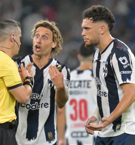 Sergio Canales (c) y Lucas Ocampos (d) de Monterrey reclaman al árbitro Fernando Hernández en un partido ante León en el estadio BBVA en Guadalupe (México). EFE/Miguel Sierra