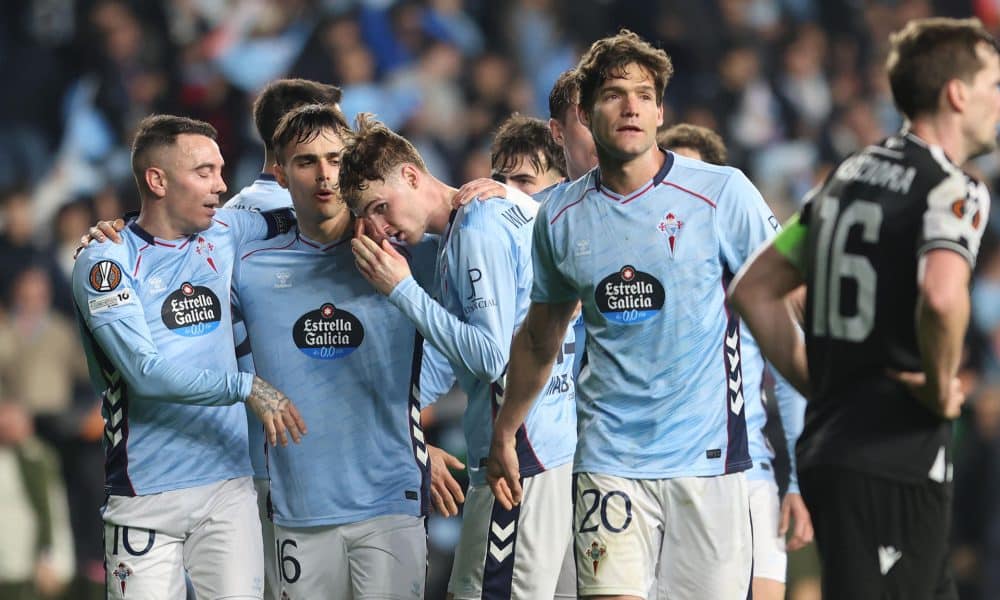 Los jugadores del Celta tras conseguir el 1-0 gol del equipo vigués durante el encuentro de vuelta de los playoff de la Liga Europa que Celta de Vigo y Paok FC han disputado este jueves en el estadio de Balaídos, en Vigo. EFE / Salvador Sas.