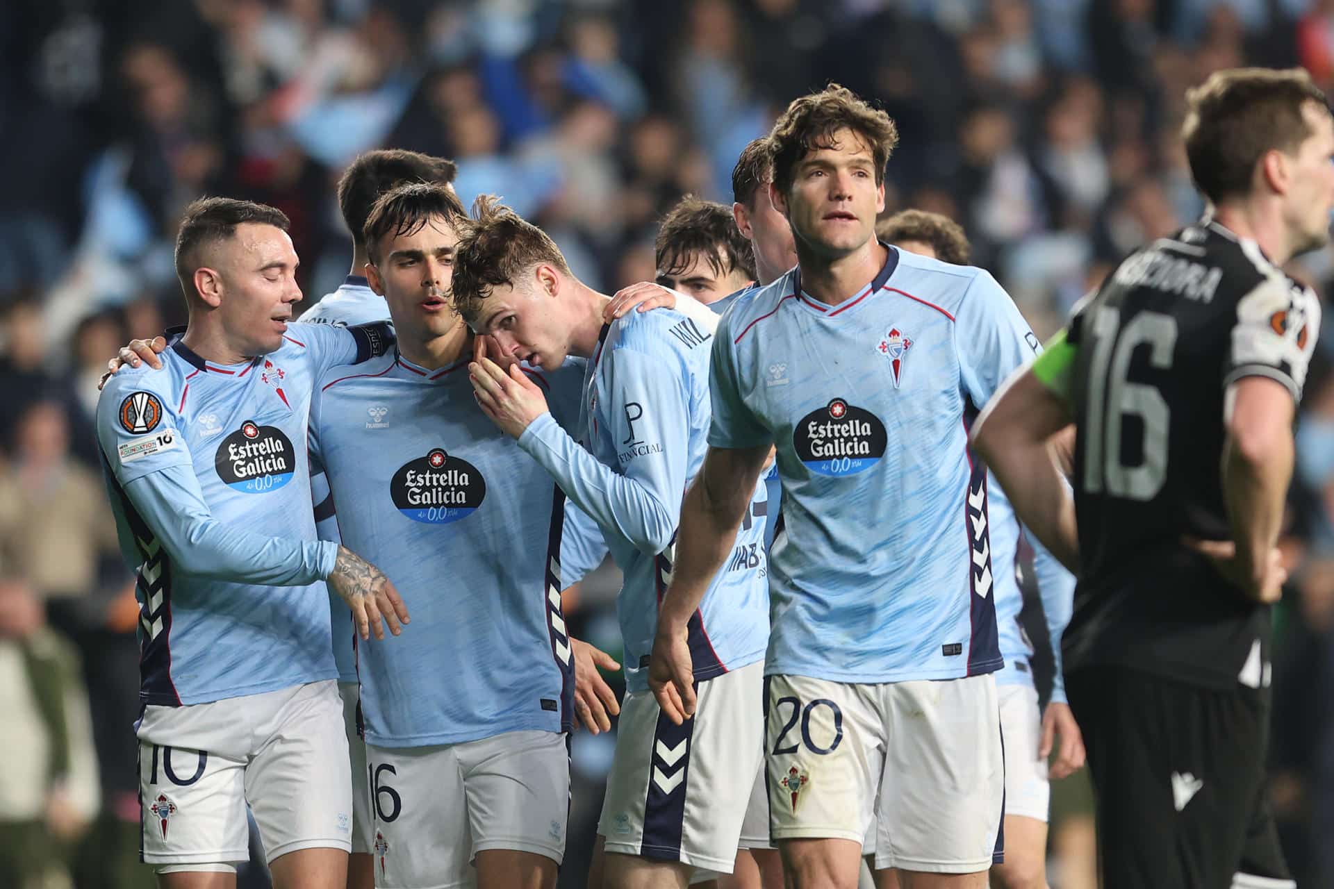Los jugadores del Celta tras conseguir el 1-0 gol del equipo vigués durante el encuentro de vuelta de los playoff de la Liga Europa que Celta de Vigo y Paok FC han disputado este jueves en el estadio de Balaídos, en Vigo. EFE / Salvador Sas.