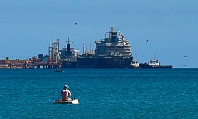 Fotografía que muestra un barco de combustibles este lunes, en la bahía de Matanzas en La Habana (Cuba). EFE/ STR/ MÁXIMA CALIDAD DISPONIBLE