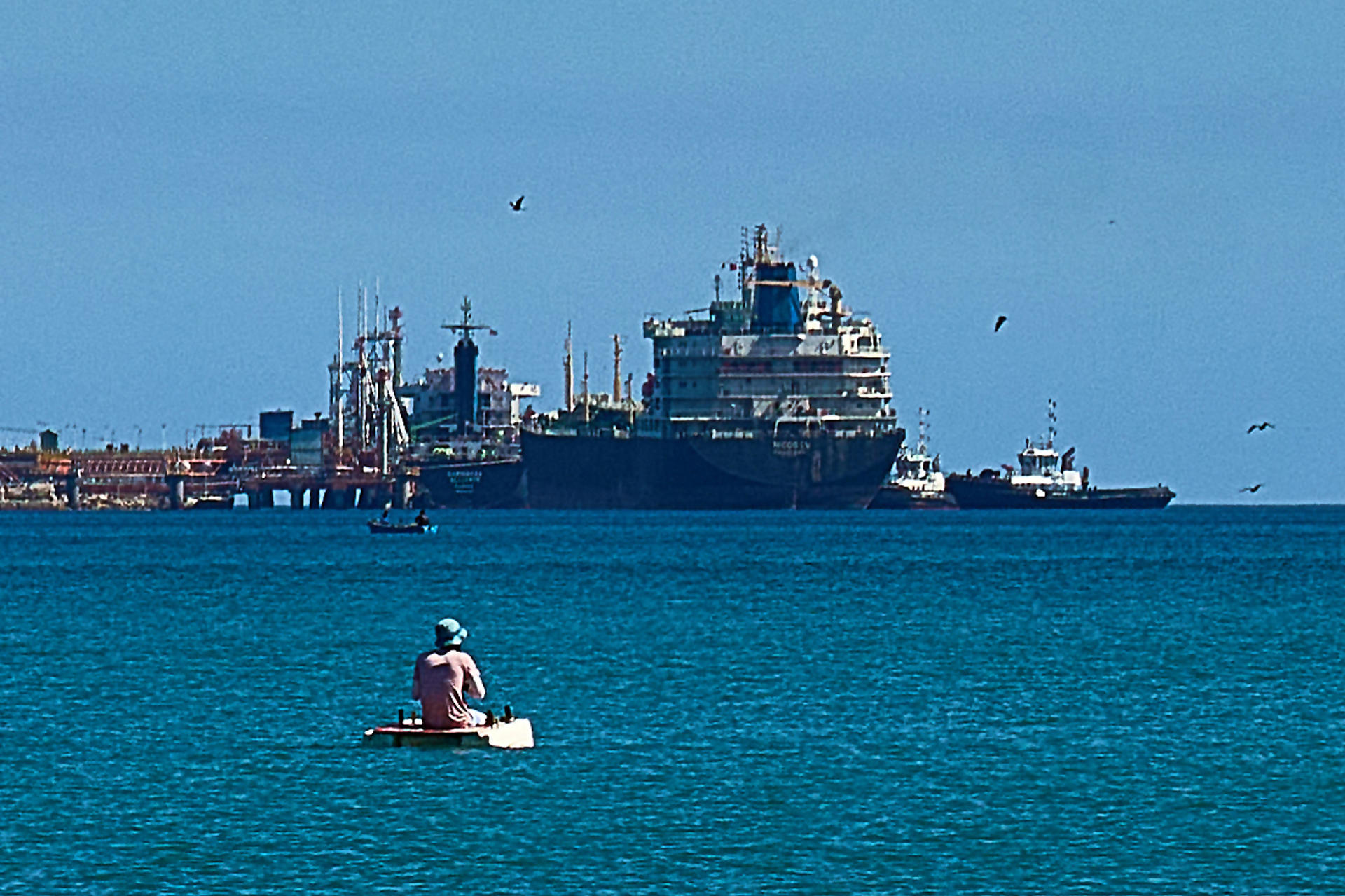 Fotografía que muestra un barco de combustibles este lunes, en la bahía de Matanzas en La Habana (Cuba). EFE/ STR/ MÁXIMA CALIDAD DISPONIBLE