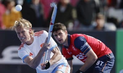 El jugador español Pablo Román (d) tras el neerlandés Joep de Mol durante su partido de la FIH Pro League disputado en el Estadio Beteró de Valencia. EFE/ Kai Försterling
