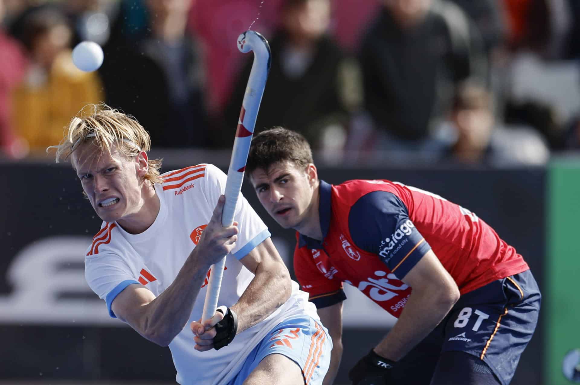 El jugador español Pablo Román (d) tras el neerlandés Joep de Mol durante su partido de la FIH Pro League disputado en el Estadio Beteró de Valencia. EFE/ Kai Försterling