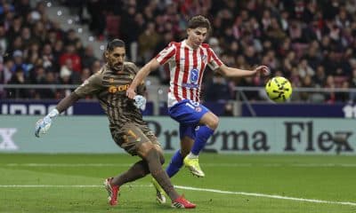 El delantero del Atlético Julián Álvarez (d) pelea un balón con el portero Álvaro Vallés, del Betis, durante el partido de LaLiga de fútbol que Atlético de Madrid y Real Betis disputaron en el Metropolitano. EFE/Kiko Huesca