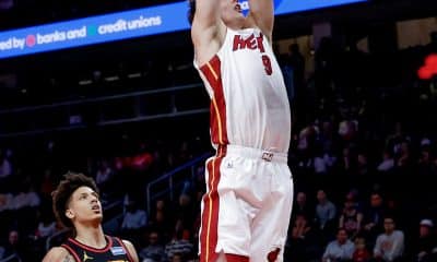 El base de los Miami Heat Pelle Larsson (r) en acción contra el alero de los Atlanta Hawks Jalen Johnson (l) durante la primera mitad de un partido de baloncesto de la NBA en Atlanta, Georgia, EE. UU. EFE/EPA/ERIK S. LESSER