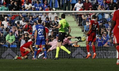 El portero griego del Sevilla Odisseas Vlachodimos (c) para un balón durante el encuentro de LaLiga entre el Getafe y en Sevilla celebrado, este domingo, en el estadio Coliseum en Getafe. EFE/ J.J. Guillén