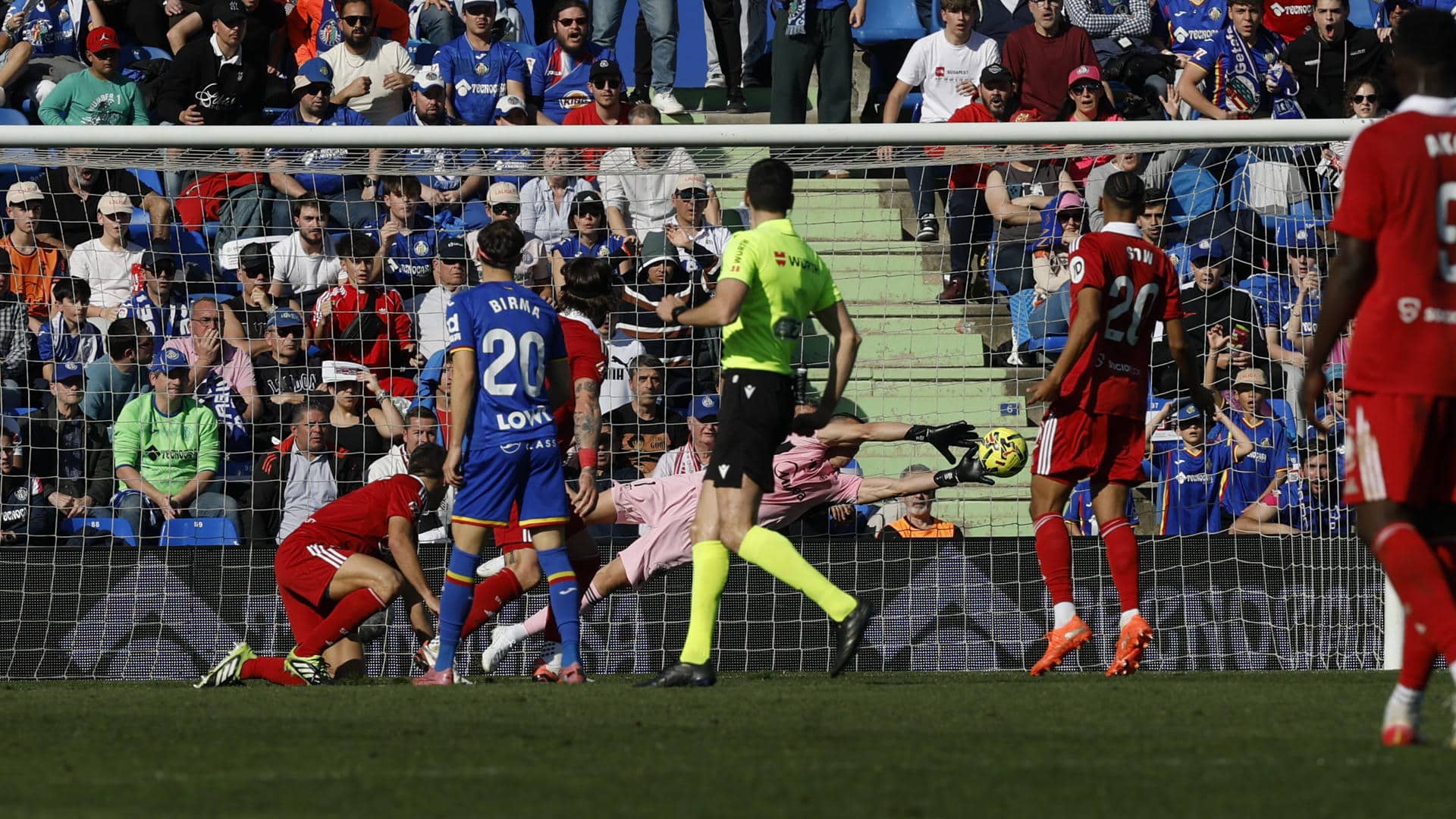 El portero griego del Sevilla Odisseas Vlachodimos (c) para un balón durante el encuentro de LaLiga entre el Getafe y en Sevilla celebrado, este domingo, en el estadio Coliseum en Getafe. EFE/ J.J. Guillén