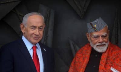 El primer ministro indio Narendra Modi (R) es recibido por el primer ministro israelí Benjamin Netanyahu (L) después de una ceremonia conmemorativa en el museo memorial del Holocausto Yad Vashem en Jerusalén, 26 de febrero de 2026. Modi está de visita oficial de dos días a Israel. (Jerusalén) EFE/EPA/ABIR SULTAN