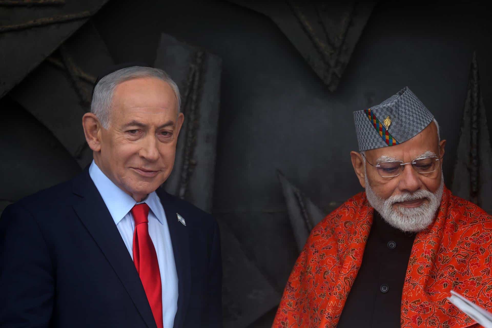 El primer ministro indio Narendra Modi (R) es recibido por el primer ministro israelí Benjamin Netanyahu (L) después de una ceremonia conmemorativa en el museo memorial del Holocausto Yad Vashem en Jerusalén, 26 de febrero de 2026. Modi está de visita oficial de dos días a Israel. (Jerusalén) EFE/EPA/ABIR SULTAN