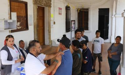 Personal de la Secretaría de Salud aplican vacunas contra el Sarampión este viernes (ayer), en el poblado de San Martín de las Flores, municipio de Tlaquepaque, en Jalisco (México). EFE/ Francisco Guasco