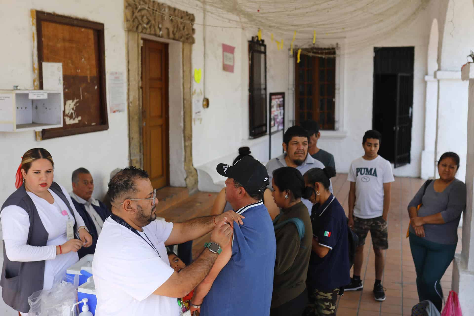 Personal de la Secretaría de Salud aplican vacunas contra el Sarampión este viernes (ayer), en el poblado de San Martín de las Flores, municipio de Tlaquepaque, en Jalisco (México). EFE/ Francisco Guasco