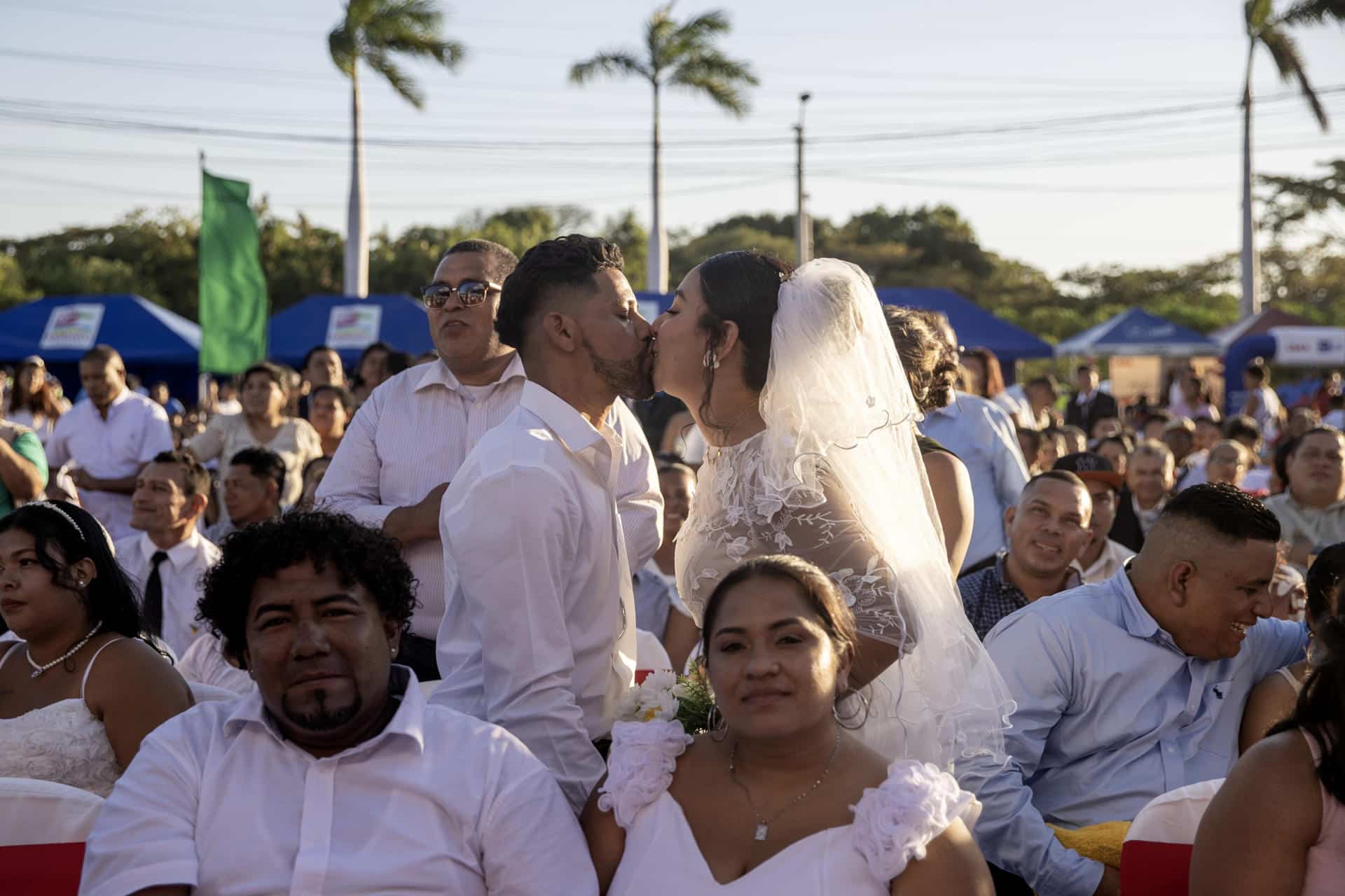 Parejas participan en una celebración de bodas en el marco del Día de San Valentín este 14 de febrero de 2026, en Managua (Nicaragua). EFE/ STR