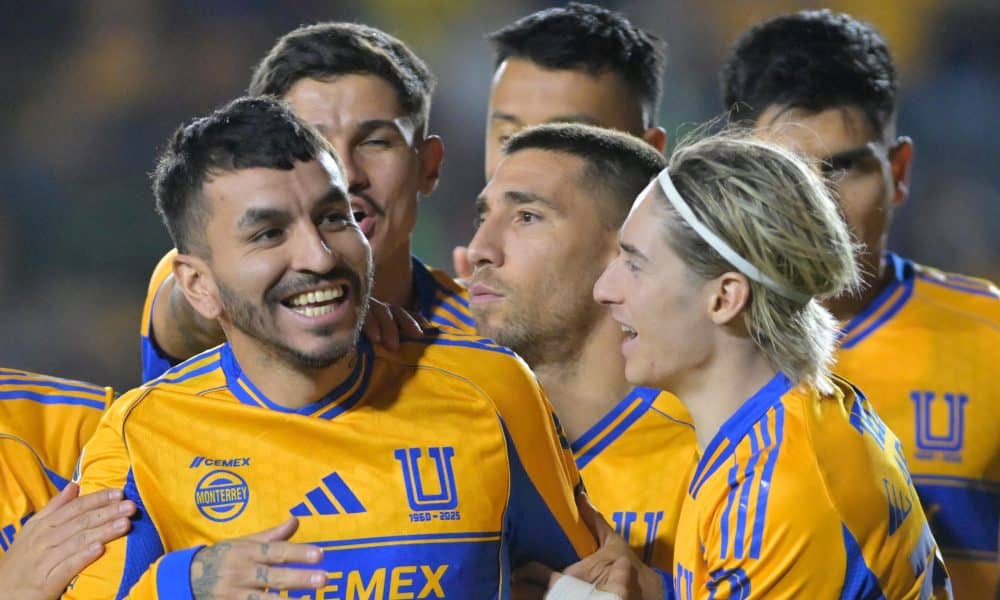 Angel Correa (i) de Tigres celebra un gol con sus compañeros. Imagen de archivo. EFE/Miguel Sierra.