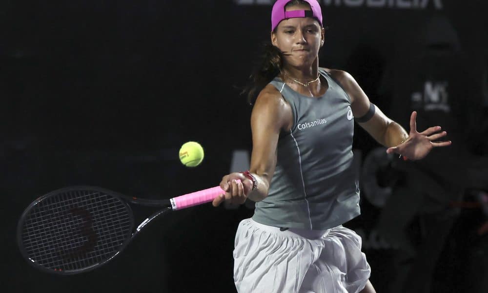 La tenista colombiana Emiliana Arango devuelve una bola frente a la rusa Anastasia Potapova, en el Mérida Open en Yucatán (México). EFE/Lorenzo Hernández