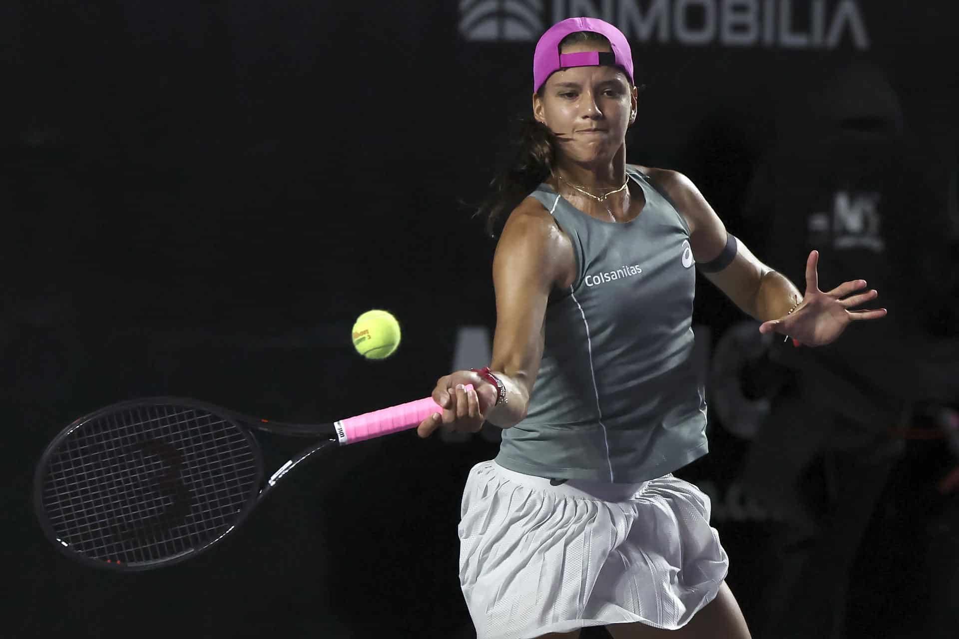 La tenista colombiana Emiliana Arango devuelve una bola frente a la rusa Anastasia Potapova, en el Mérida Open en Yucatán (México). EFE/Lorenzo Hernández