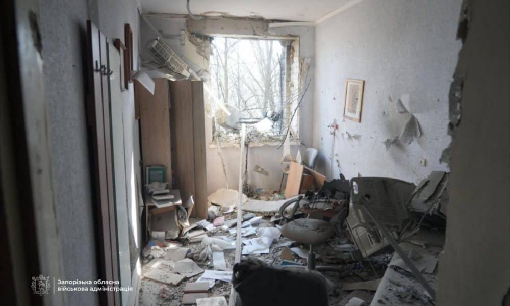 Un ataque ruso golpeó este domingo un hospital materno en la región ucraniana de Zaporiyia (sur), provocando seis heridos, según informaron las autoridades regionales en Telegram. "El número de víctimas ha subido a seis", anunció el gobernador Ivan Fedórov, que más tarde especificó que entre ellas hay dos mujeres que estaban visitando las instalaciones, presumiblemente para decidir si daban a luz allí. EFE/ Gobernador de Zaporiyia en Telegram - SOLO USO EDITORIAL/SOLO DISPONIBLE PARA ILUSTRAR LA NOTICIA QUE ACOMPAÑA (CRÉDITO OBLIGATORIO) -