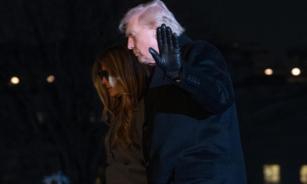 El presidente de Estados Unidos, Donald Trump, y la primera dama, Melania Trump, caminan por el jardín sur de la Casa Blanca después de llegar en el Marine One a Washington. EFE/EPA/Aaron Schwartz / POOL