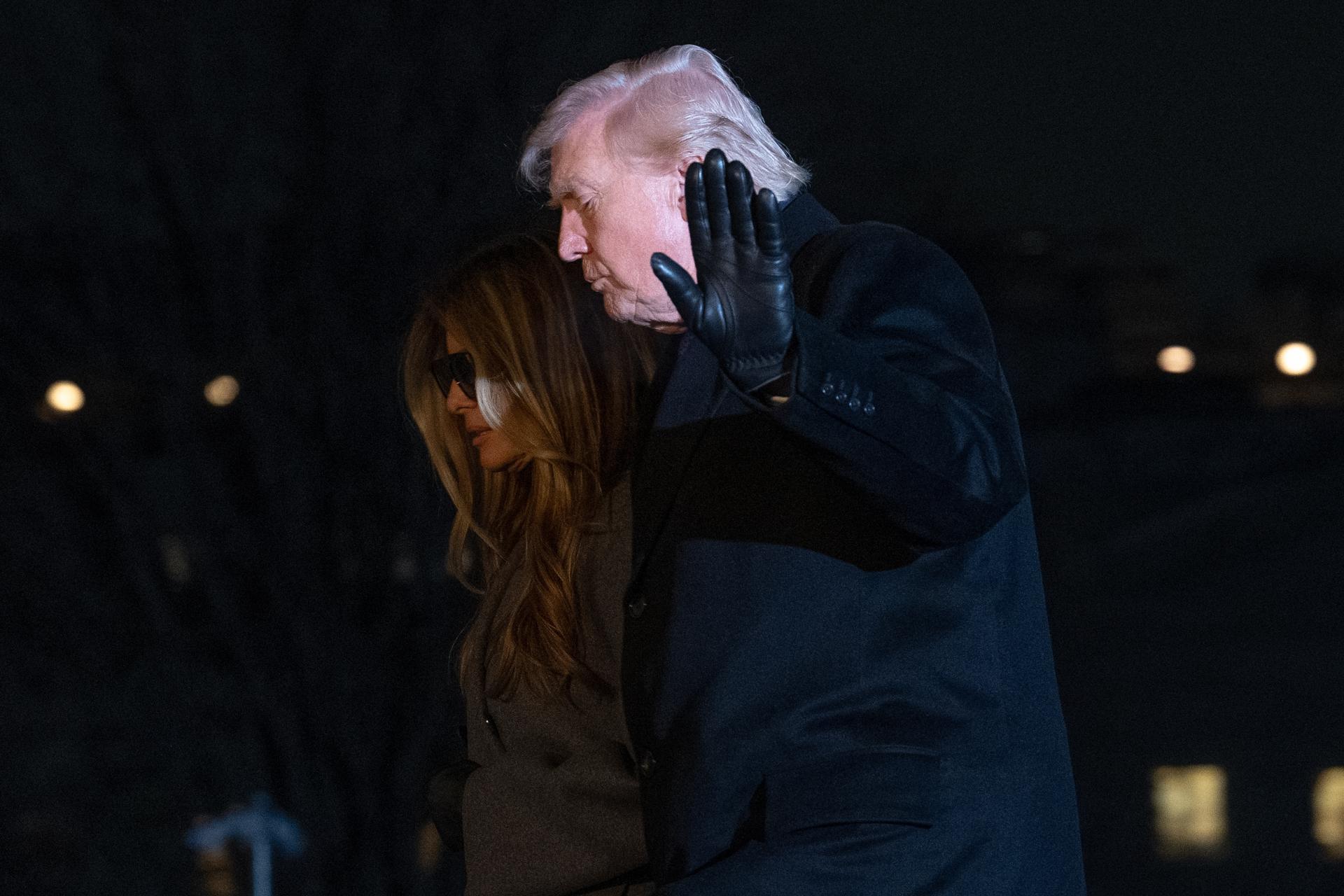 El presidente de Estados Unidos, Donald Trump, y la primera dama, Melania Trump, caminan por el jardín sur de la Casa Blanca después de llegar en el Marine One a Washington. EFE/EPA/Aaron Schwartz / POOL
