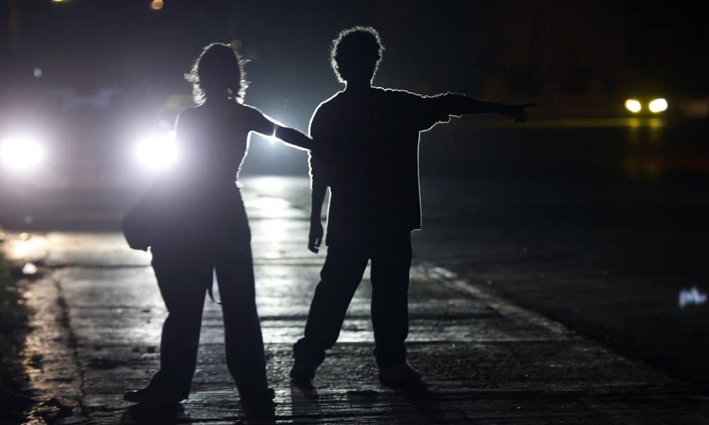 Fotografía de archivo fechada el 16 de enero de 2026 de personas caminando por una calle oscura durante un apagón en la Habana (Cuba). EFE/ Ernesto Mastrascusa