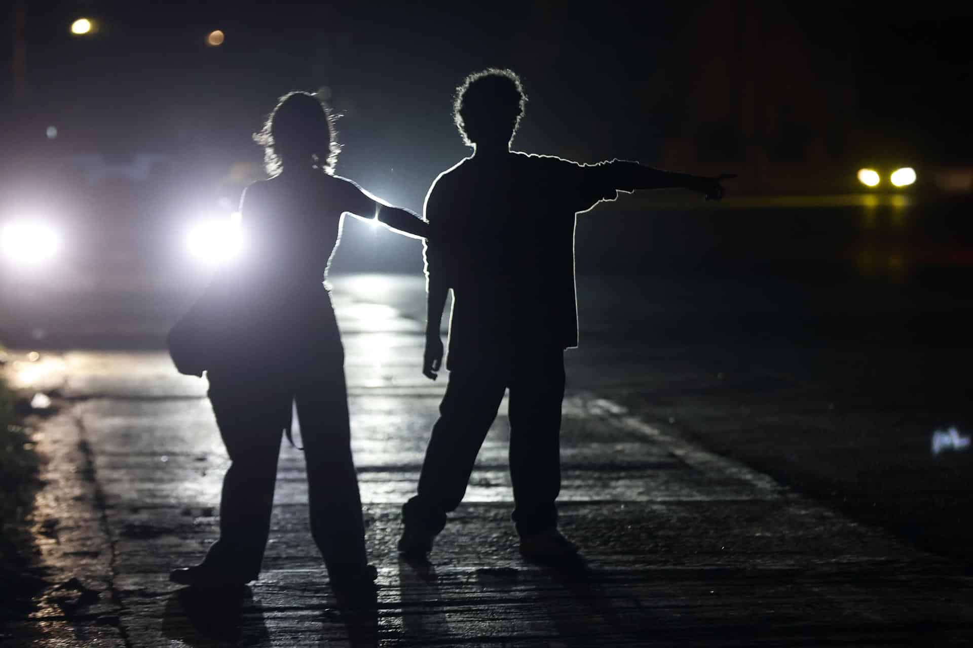 Fotografía de archivo fechada el 16 de enero de 2026 de personas caminando por una calle oscura durante un apagón en la Habana (Cuba). EFE/ Ernesto Mastrascusa