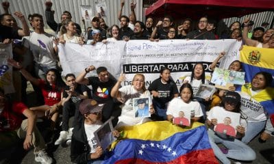 Familiares de presos políticos sostienen carteles en una manifestación este domingo, frente al centro penitenciario Zona 7 en Caracas (Venezuela). EFE/ Ronald Peña R