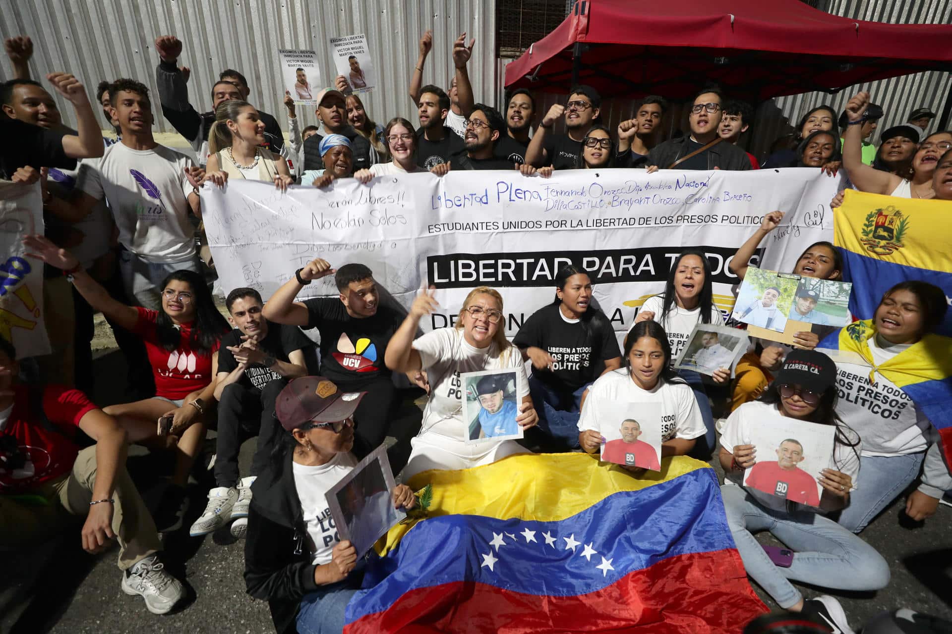 Familiares de presos políticos sostienen carteles en una manifestación este domingo, frente al centro penitenciario Zona 7 en Caracas (Venezuela). EFE/ Ronald Peña R