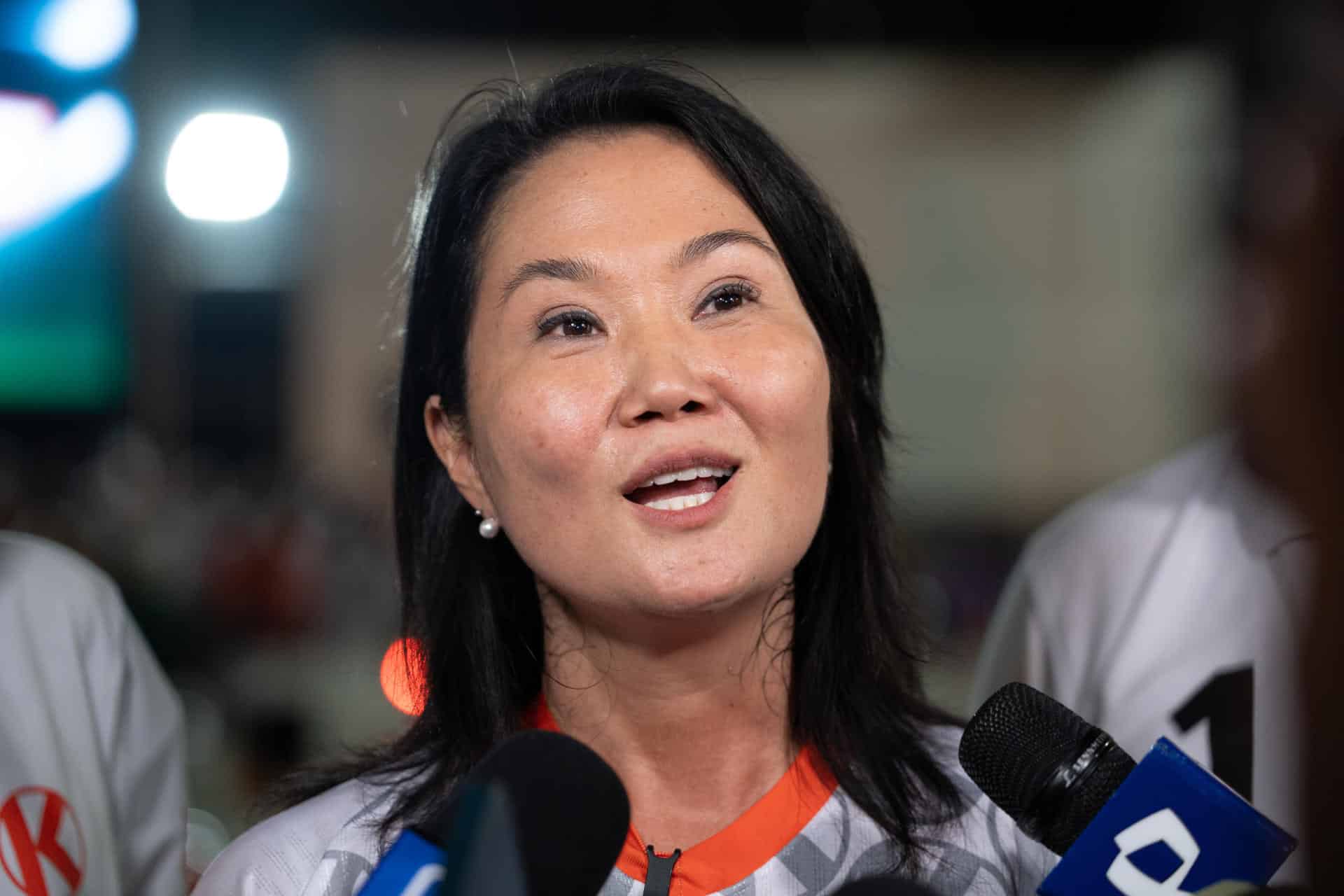 Keiko Fujimori, hija y heredera política del expresidente Alberto Fujimori (1990-2000), habla en una rueda de prensa este jueves, en Lima (Perú). EFE/ John Reyes Mejía