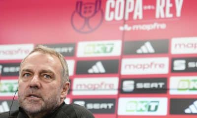 El entrenador del FC Barcelona, Hansi Flick, durante la rueda de prensa posterior al entrenamiento que el equipo azulgrana ha realizado en las instalaciones de la Ciudad Deportiva Joan Gamper para preparar el partido de ida de semifinales de Copa del Rey que mañana disputará ante el Atlético de Madrid. EFE/Enric Fontcuberta.