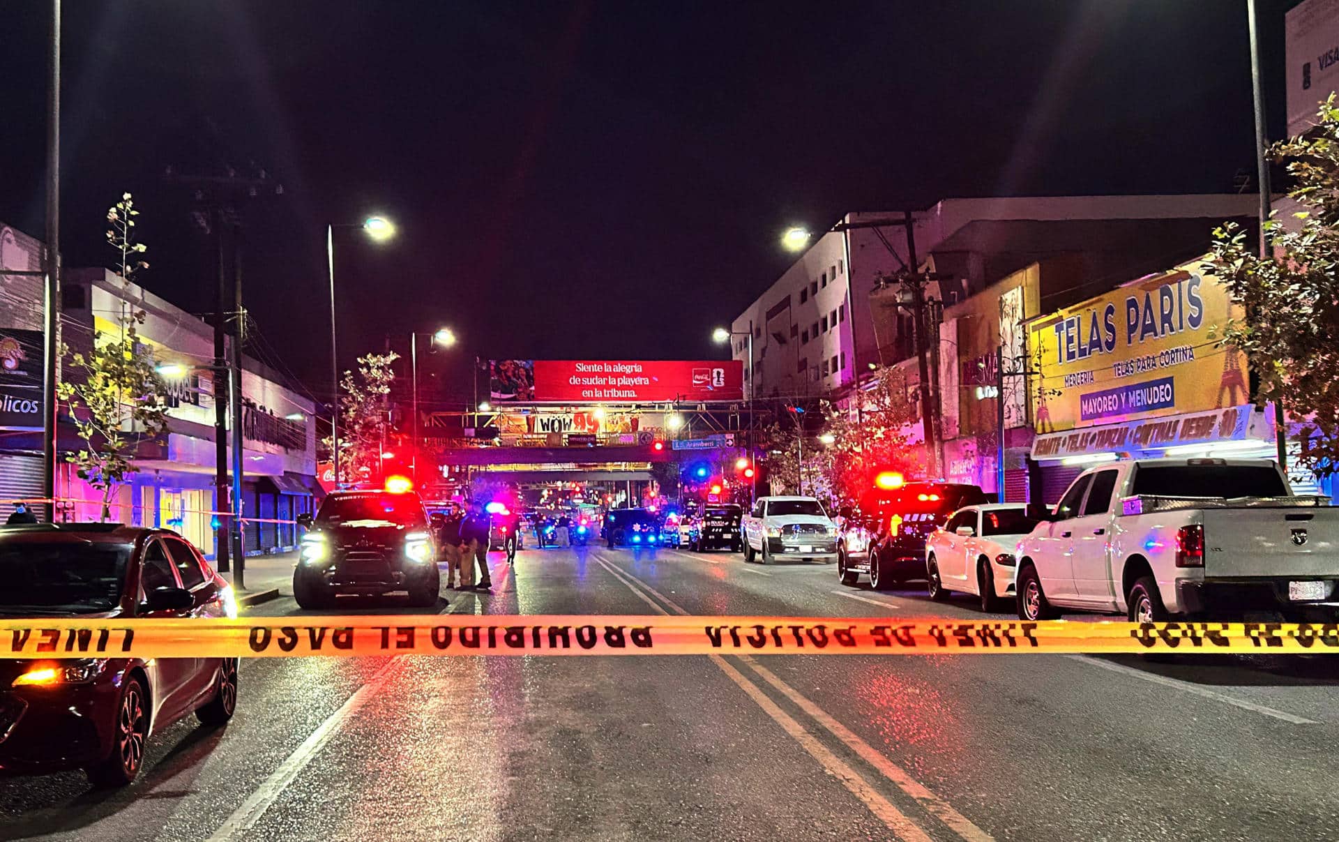 Fotografía cedida por el Municipio de Monterrey que muestra a Policías resguardando una zona donde se verificó un ataque armado este jueves, en ciudad de Monterrey (México). EFE/ Municipio de Monterrey /SOLO USO EDITORIAL/ NO VENTAS/ SOLO DISPONIBLE PARA ILUSTRAR LA NOTICIA QUE ACOMPAÑA (CRÉDITO OBLIGATORIO)