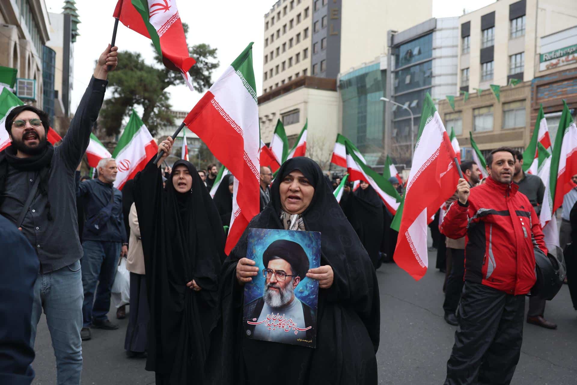 Iraníes se reúnen durante protestas anti-EE.UU. e israelíes en Teherán, con un retrato del líder supremo iraní, Ali Jameneí. EFE/EPA/ABEDIN TAHERKENAREH