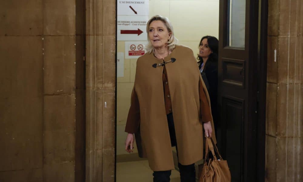 - La líder parlamentaria del partido Rassemblement National (RN), Marine Le Pen (C), llega al tribunal de París el día de los argumentos finales de la fiscalía en el juicio de apelación del caso de desvío de fondos del RN, en París, Francia, 03 de febrero de 2026. Marine Le Pen y 11 coacusados ​​se presentan ante un tribunal de apelaciones de París entre el 13 de enero y el 12 de febrero en un caso de desvío de fondos que involucra supuestos trabajos 'falsos' de asistentes parlamentarios. El resultado será un factor decisivo en si puede presentarse a las elecciones presidenciales de 2027, tras una sentencia de marzo de 2025 que la inhabilitó para ejercer cargos públicos durante cinco años con efecto inmediato. (Francia) EFE/EPA/YOAN VALAT