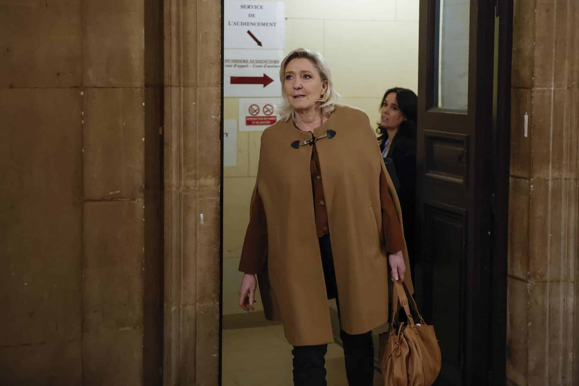 - La líder parlamentaria del partido Rassemblement National (RN), Marine Le Pen (C), llega al tribunal de París el día de los argumentos finales de la fiscalía en el juicio de apelación del caso de desvío de fondos del RN, en París, Francia, 03 de febrero de 2026. Marine Le Pen y 11 coacusados ​​se presentan ante un tribunal de apelaciones de París entre el 13 de enero y el 12 de febrero en un caso de desvío de fondos que involucra supuestos trabajos 'falsos' de asistentes parlamentarios. El resultado será un factor decisivo en si puede presentarse a las elecciones presidenciales de 2027, tras una sentencia de marzo de 2025 que la inhabilitó para ejercer cargos públicos durante cinco años con efecto inmediato. (Francia) EFE/EPA/YOAN VALAT