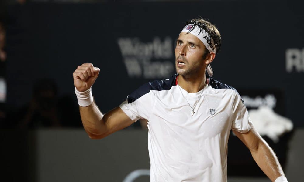 El argentino Tomás Martín Etcheverry reacciona frente al chileno Alejandro Tabilodurante la final individual del abierto de Río. EFE/ Antonio Lacerda