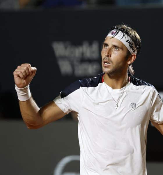El argentino Tomás Martín Etcheverry reacciona frente al chileno Alejandro Tabilodurante la final individual del abierto de Río. EFE/ Antonio Lacerda