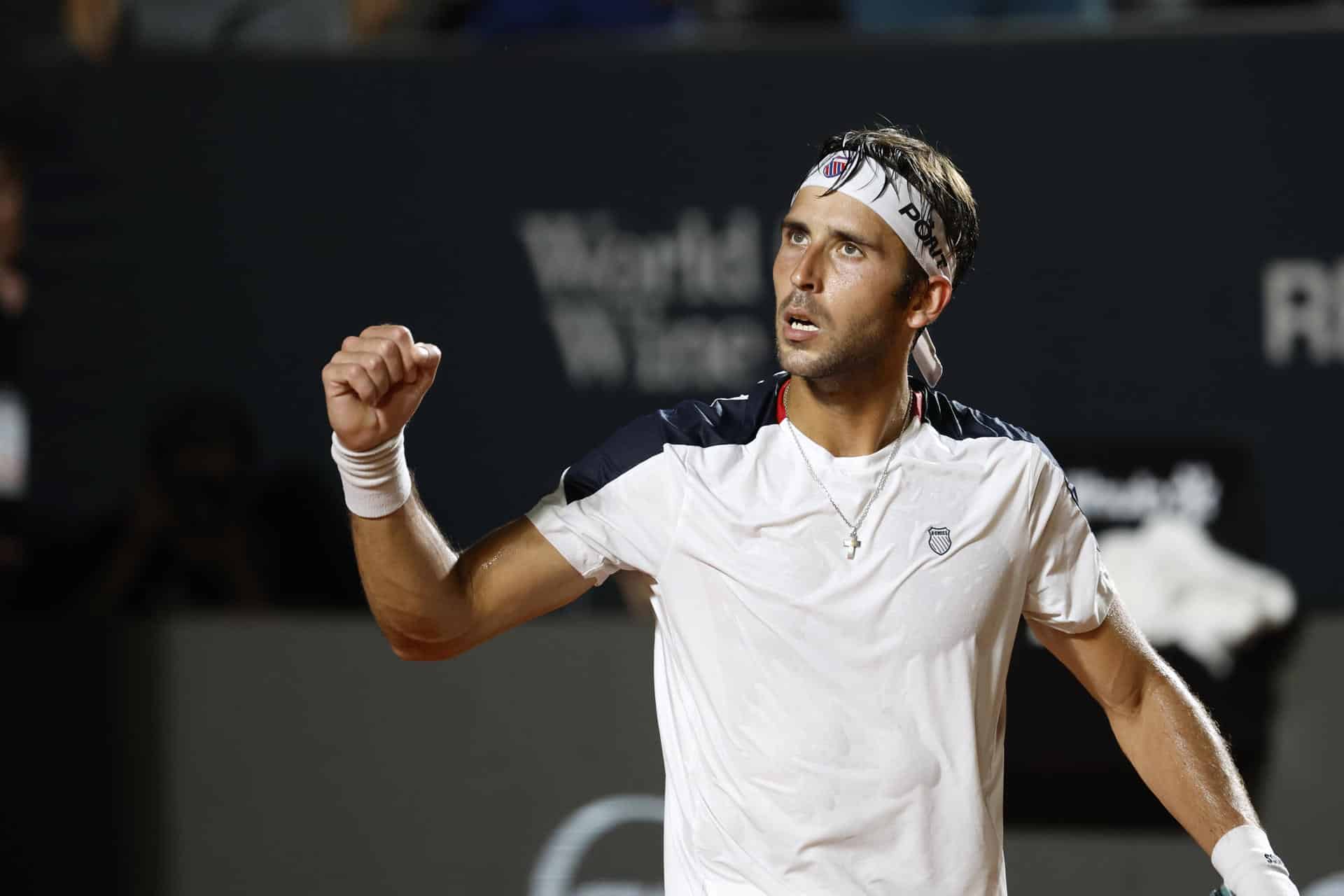 El argentino Tomás Martín Etcheverry reacciona frente al chileno Alejandro Tabilodurante la final individual del abierto de Río. EFE/ Antonio Lacerda