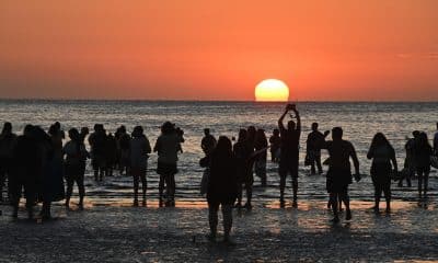 Personas observan el atardecer durante un ritual en la Playa Ramírez este lunes, durante la celebración del día de Lemanjá en Montevideo (Uruguay). EFE/ Federico Gutiérrez