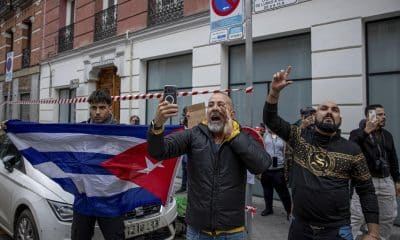 Manifestantes aguardan la llegada del ministro de Relaciones Exteriores de la República de Cuba, Bruno Eduardo Rodríguez Parrilla, a la sede del Ministerio de Asuntos Exteriores, Unión Europea y Cooperación, para reunirse con su homólogo español, José Manuel Albares, este lunes en Madrid. EFE/ Daniel González