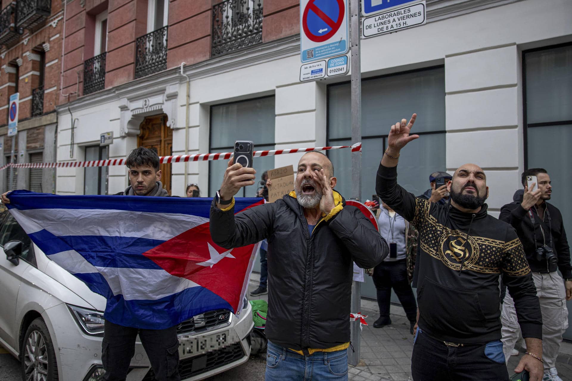 Manifestantes aguardan la llegada del ministro de Relaciones Exteriores de la República de Cuba, Bruno Eduardo Rodríguez Parrilla, a la sede del Ministerio de Asuntos Exteriores, Unión Europea y Cooperación, para reunirse con su homólogo español, José Manuel Albares, este lunes en Madrid. EFE/ Daniel González