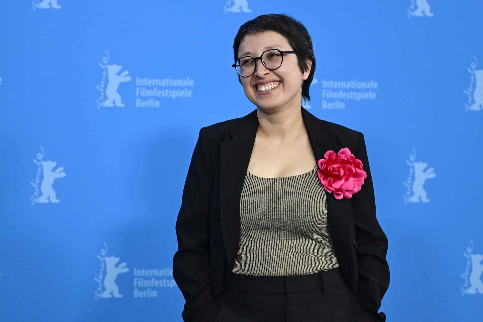 La directora afgana Shahrbanoo Sadat en la apertura de la 76 edición de la Berlinale. EFE/EPA/FABIAN SOMMER