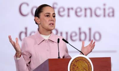 La presidenta de México, Claudia Sheinbaum, habla en una rueda de prensa este lunes, en el Palacio Nacional en Ciudad de México (México). EFE/Mario Guzmán