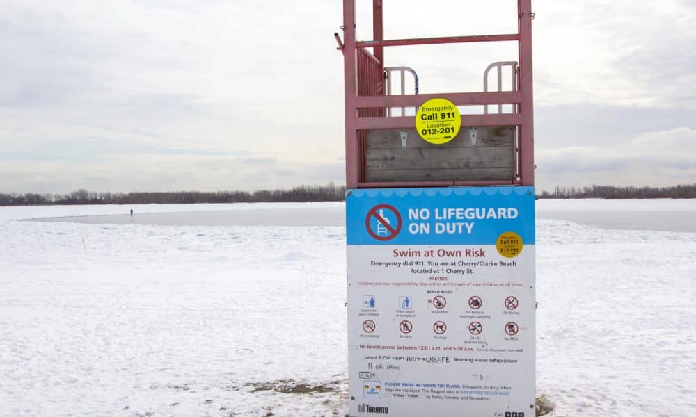 Fotografía que muestra un aviso en una playa cubierta de nieve este lunes, en Toronto (Canadá). EFE/ Julio César Rivas