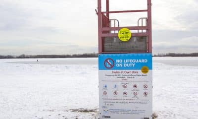 Fotografía que muestra un aviso en una playa cubierta de nieve este lunes, en Toronto (Canadá). EFE/ Julio César Rivas